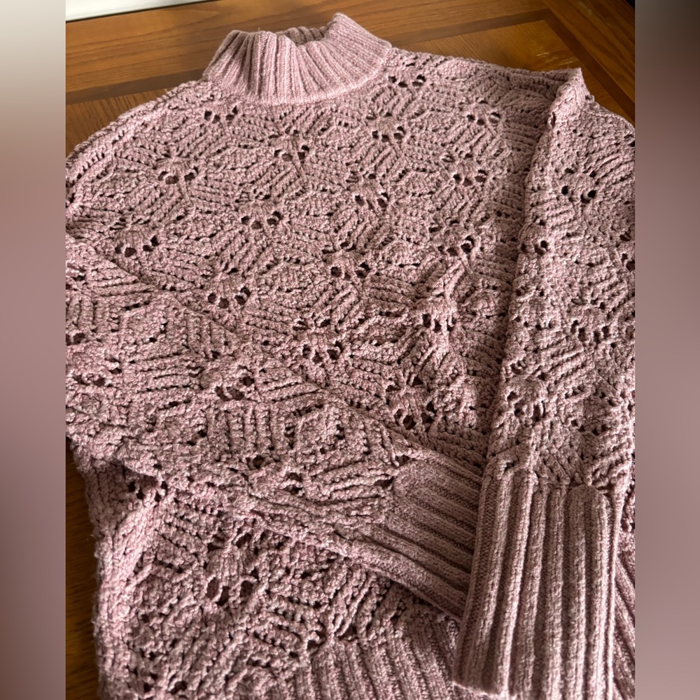 LIKE NEW KNIT SWEATER